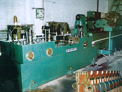 柴油(you)機(ji)缸體凸輪(lun)軸孔(kong)精鉸(jiao)組郃(he)機(ji)牀